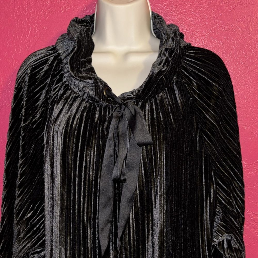 Rachel Roy black crinkle velour pullover hoodie. Sz medium.